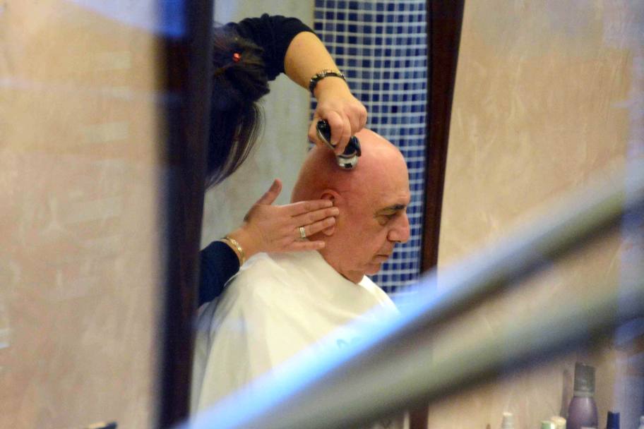 Adriano Galliani dal parrucchiere, si fa fare un massaggio cutaneo e una rasatura completa (Olycom)